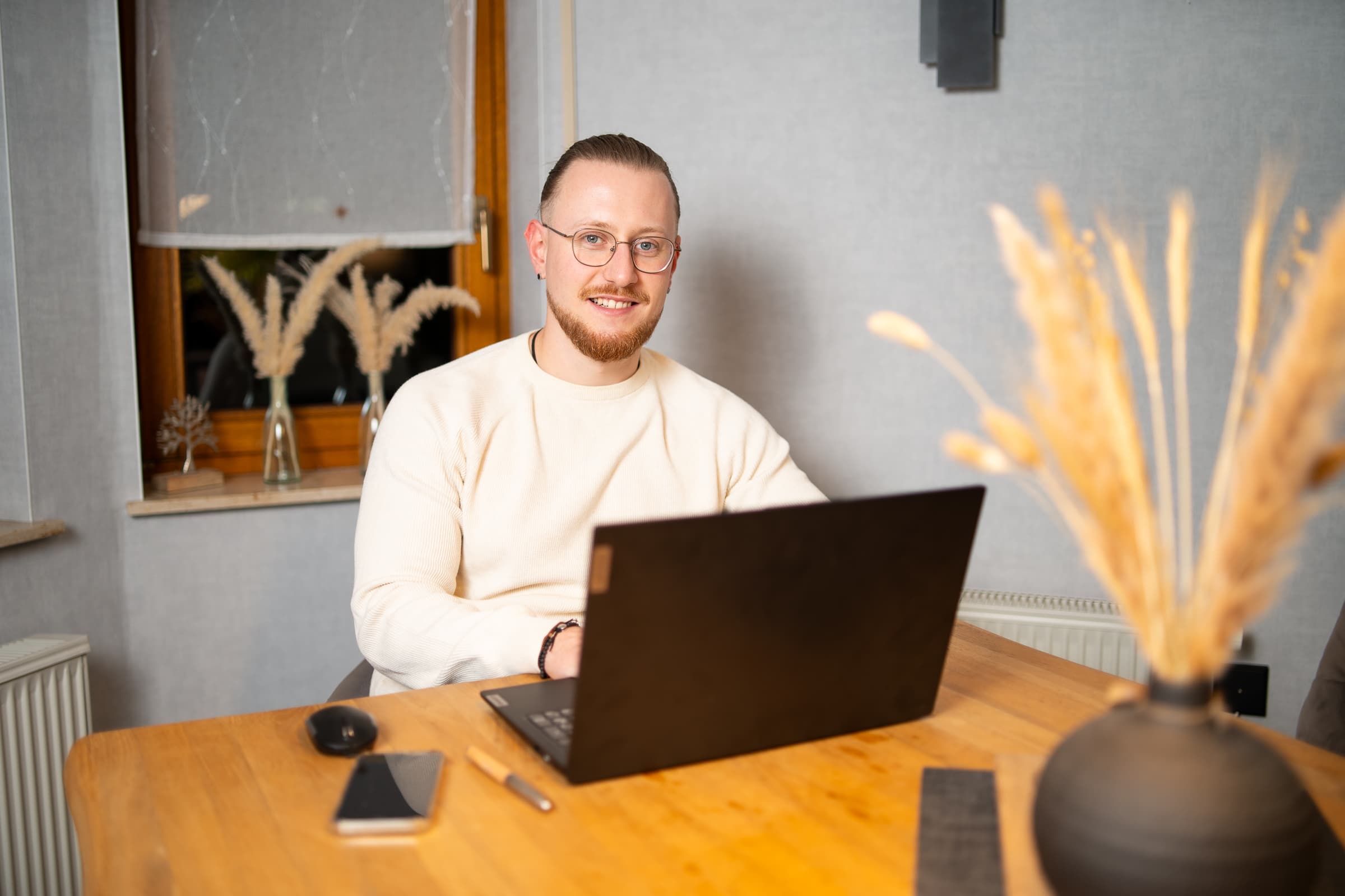 Denny Klimke am Arbeitsplatz