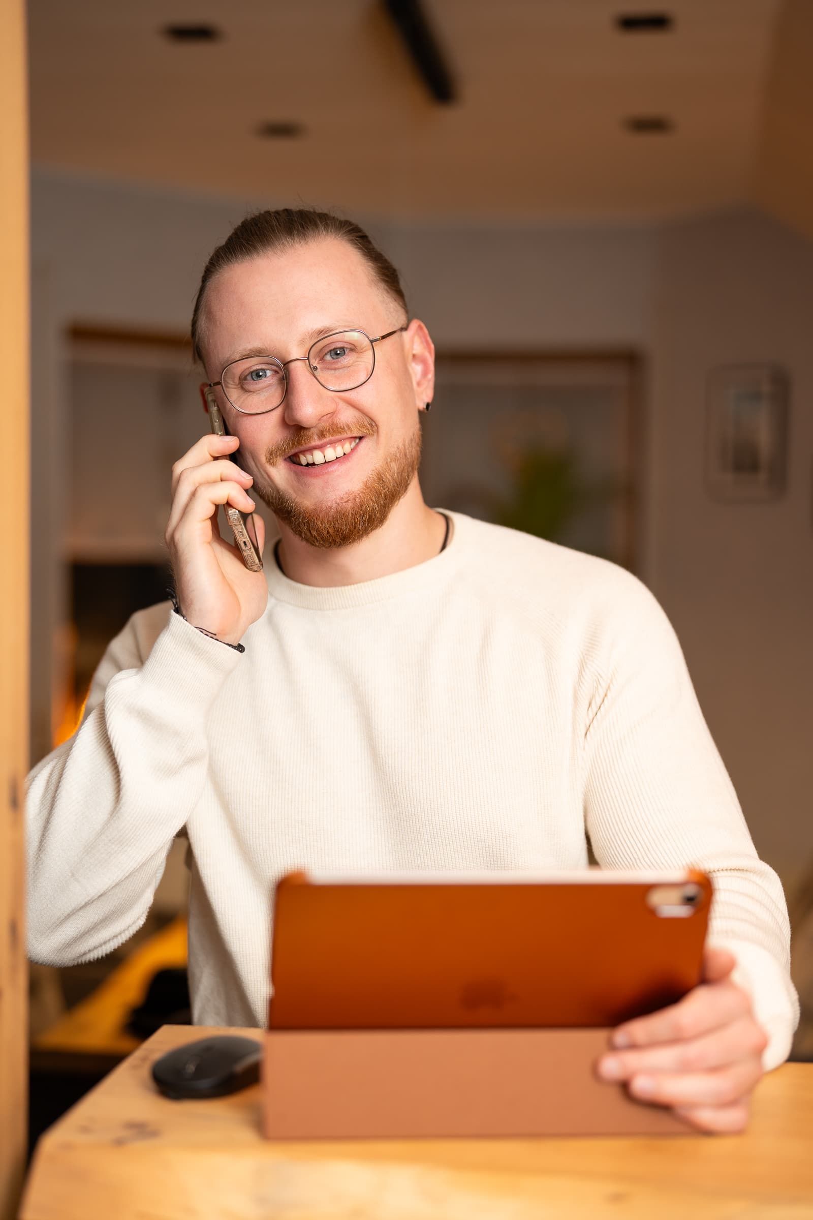 Denny Klimke im Gespräch am Telefon